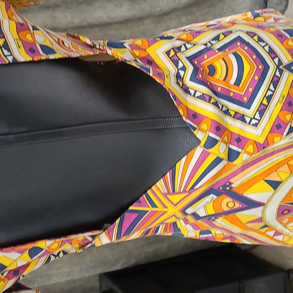 Emilio Pucci stunning top with open back size 46 NWT - Picture 9 of 12
